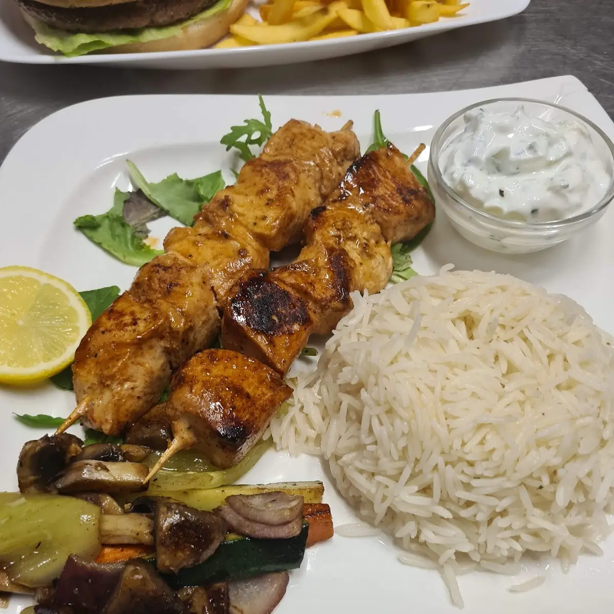طاووق مع رز ابيض